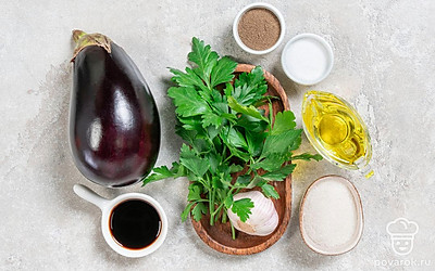 Помойте баклажан, удалите плодоножку. Почистите чеснок от шелухи. Ополосните петрушку.