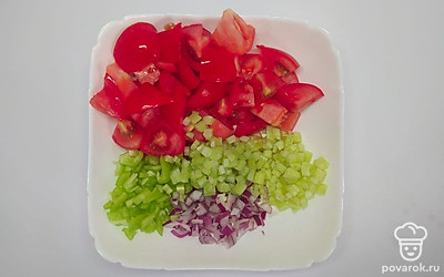 Нарежьте помидоры на крупные кубики, мелко нарежьте зеленый сладкий перец, лук и сельдерей. Измельчите чеснок. Очистите огурец от кожуры и также мелко нарежьте.