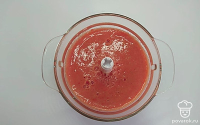 Поместите всю нарезку в чашу блендера и измельчайте не больше минуты, добавьте в получившуюся смесь томатный сок и уксус и снова взбивайте несколько секунд.