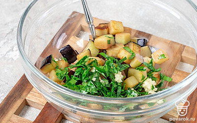 Мелко покрошите петрушку, пропустите чеснок через пресс. Смешайте в миске жареные кусочки баклажана с чесноком и петрушкой.