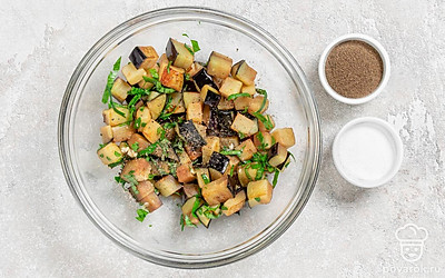 Смешайте в маленькой миске соевый соус, соль, черный молотый перец и сахар. Добавьте соус к баклажану, хорошенько перемешайте.