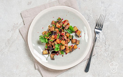 Подавайте баклажаны с чесноком, украсив порцию веточкой петрушки.