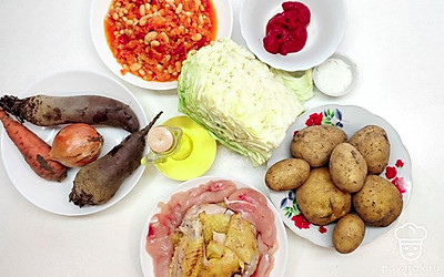 Для приготовления борща приготовьте глубокую кастрюлю и тяжелую сковороду. Овощи и мясо вымойте и обсушите.