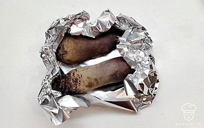 Вымытую и неочищенную свеклу заверните в фольгу и запеките ее в духовке до мягкости при средней температуре.