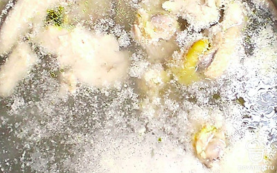 Курицу нарубите порционно, поместите ее в кастрюлю и залейте водой. Доведите до кипения на среднем огне, затем снимите шум и убавьте огонь. Готовьте бульон 30-40 минут на тихом огне. Когда мясо будет готово, можете вынуть его из бульона и удалить кости. Это необязательно, ведь в традиционном украинском борще мясо подают на кости.