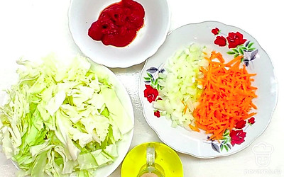 Приготовьте овощи для поджарки. Лук и морковь очистите от кожуры и измельчите. Лук нарежьте мелкими кубиками, а морковь натрите на крупной терке. Белокочанную капусту нашинкуйте ножом так, как Вам нравится. В борщ можно класть как очень мелко нарезанную капусту, так и кусочками покрупнее.