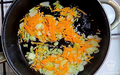 Лук и морковь поджарьте на сковороде, постоянно помешивая, до золотистого цвета. Следите, чтобы эти овощи не подгорели, иначе вкус готового борща может быть испорченным.