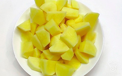 Очищенный картофель нарежьте небольшими кусочками и добавьте в бульон. Варите на тихом огне около 10-15 минут до мягкости.