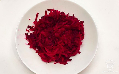 Запеченную свеклу очистите от кожуры и натрите на терке. Можно, конечно, класть в борщ и сырую свеклу, но она в этом случае теряет свой цвет и борщ теряет во вкусе.