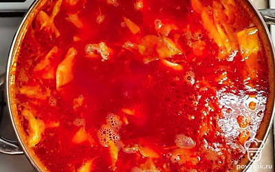 Когда картофель в бульоне сварится, а поджарка будет готова, добавьте в кастрюлю натертую на терке свеклу и поджарку. Накройте крышкой, доведите до кипения и снимите с огня.