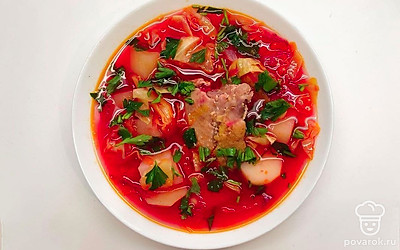 Подавайте борщ к столу со сметаной, зеленью и жгучим перцем по желанию.