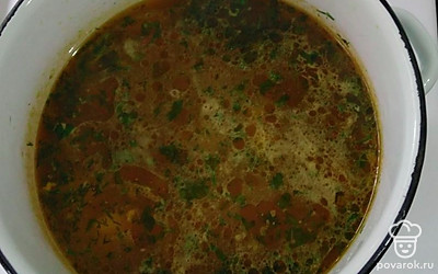 Картофель нарежьте на небольшие кубики и отправите вариться на 10 минут в готовый бульон. Затем добавьте в бульон готовую зажарку, посолите и добавьте специи по вкусу. Все перемешайте. Варите 5 минут. После этого добавьте мясо, зелень и чеснок, перемешайте и поддавайте к столу.