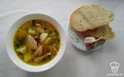 В глубокую тарелку налейте пару половников готового супа. Поддавайте к столу с кусочками белого хлеба и зубчиками чеснока, по желанию можете нарезать сало.