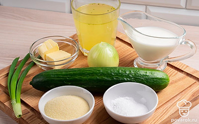 Заранее отварите картофель, разомните в пюре картофель со сливочным маслом и сливками.