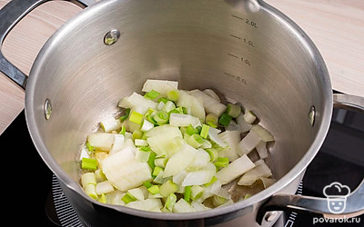 Нарежьте лук и огурец. Положите лук и огурец в кастрюлю, залейте бульоном и варите в течение 10 минут на среднем огне.