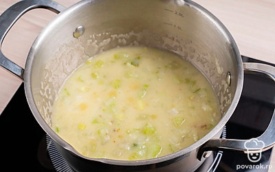 Взбейте ингредиенты блендером до однородности.