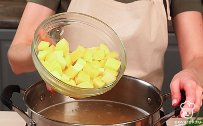 Сварите бульон. В кастрюлю поместите рульку и горох. Залейте водой. Добавьте соль. Доведите до кипения и уменьшите огонь. Варите 1 час.