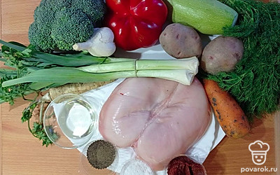 Промойте овощи и куриную грудку в проточной воде и дайте просохнуть. Чеснок очистите от шелухи. Картофель, корень петрушки и морковь избавьте от кожуры.
