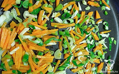 Нарежьте морковь и корень петрушки мелкой соломкой, а лук порей полукольцами. Отправьте все обжариваться на разогретой сковороде с подсолнечным маслом, через пару минут добавьте примерно 50 мл воды и пассеруйте 3-5 минут.