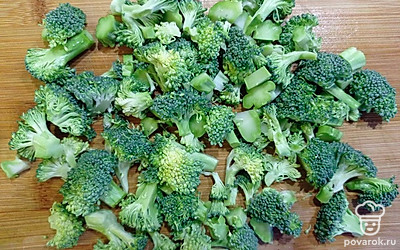 Нарежьте очищенный картофель и кабачок с кожурой некрупным кубиком, а сладкий перец соломкой. Брокколи разберите на одинаковые мелкие соцветия. В кастрюле доведите до кипения 2 л воды и отправьте туда картофель. Проварите пару минут и добавьте к нему фрикадельки, брокколи, болгарский перец, кабачок и обжаренные овощи.