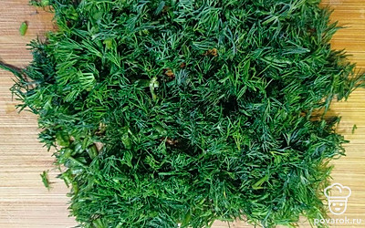 Через пару минут добавьте в суп соль, перец и томатную пасту и варите все до мягкости овощей. В самом конце приготовления добавьте в суп измельченную зелень и пропущенный через специальный пресс чеснок и дайте настояться еще 5 минут под крышкой.