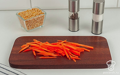 Нарежьте морковь тонкой соломкой.