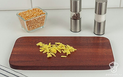 Мелко порубите корень имбиря.