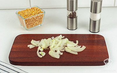 Репчатый лук нарежьте полукольцами.