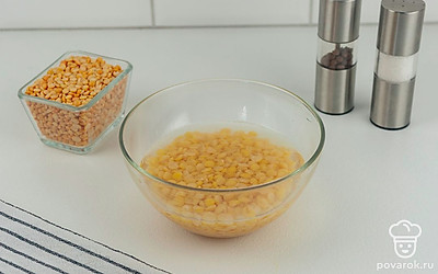 Промойте горох холодной водой, а затем откиньте на дуршлаг.