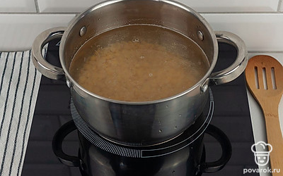 Налейте воду в кастрюлю и поставьте на огонь. Когда вода закипит, всыпьте в нее горох. Варите его на небольшом огне примерно 1,5 часа, периодически снимая пену.