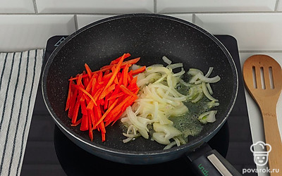 Обжарьте лук и морковь на сливочном масле в течении 5-7 минут до золотистого цвета и мягкости.