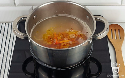 Когда горох сварится, добавьте в кастрюлю обжаренные овощи.