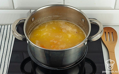 Посолите и поперчите суп по вкусу. Перемешайте.