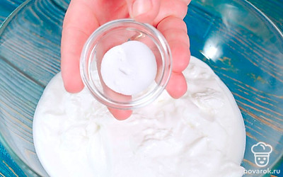 Всыпьте 7 г пищевой соды к йогурту комнатной температуры и перемешайте. Оставьте на 3-5 минут. 