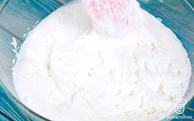 Йогурт должен увеличиться в объеме, он начнет пениться, за счет этой реакции будущая выпечка получится пористой, мягкой и воздушной, похожей на дрожжевую.