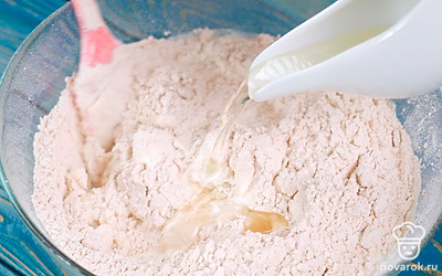 Влейте растительное масло и замесите тесто. 