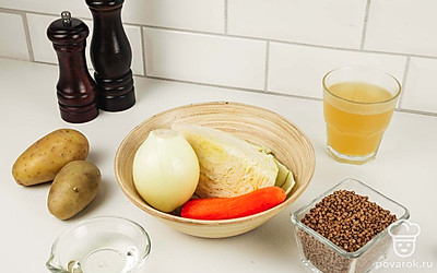 Промойте гречку холодной водой. Очистите картофель, репчатый лук и морковь. У капусты удалите верхние плохие листья, ополосните ее. Бульон для супа возьмите любой по вашему желанию: куриный, говяжий или овощной.