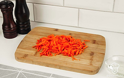 Морковь натрите на крупной терке.