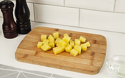 Картофель нарежьте небольшими кубиками размером 1 см.