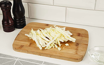 Капусту нашинкуйте тонкой соломкой.