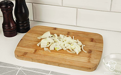 Репчатый лук нарежьте тонкими полукольцами.