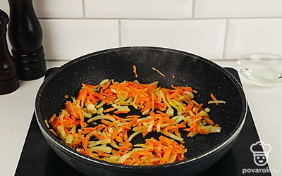 Разогрейте растительное масло в сковороде. Обжарьте репчатый лук и морковь на среднем огне в течение 5-7 минут до мягкости и золотистого цвета.