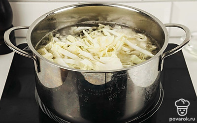 Доведите бульон до кипения и добавьте в него картофель, капусту и гречку. Варите овощи и крупу на медленном огне 15-20 минут. Периодически снимайте пену с поверхности супа.