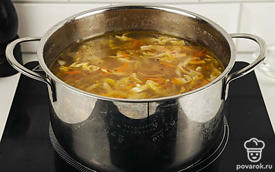 В самом конце, когда овощи и гречка будут готовы, добавьте в суп жареные лук и морковь. Посолите и поперчите суп по вкусу. Варите его еще 5-10 минут.