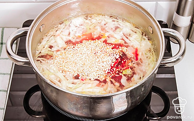 Добавьте тертый хрен, соль и черный молотый перец по вкусу. Периодически помешивайте суп.