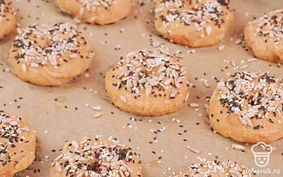 Посыпьте бейглы черным и белым кунжутом, подсолнечными семечками, а так же крупной солью. Выпекайте бейглы в разогретой до 180°C духовке 25-30 минут.