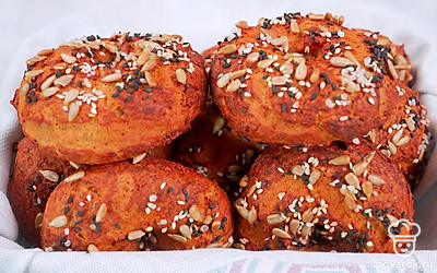 Полностью остудите бейглы на решетке ничем не накрывая, чтобы корочка осталась хрустящей.