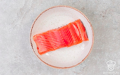 Рыбу хорошо промойте и просушите бумажными полотенцами. После этого очистите ее от костей. Также возьмите филейный нож с тонким лезвием.