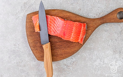 Начните нарезку. Для этого поместите рыбу на рабочий стол. Поставьте нож под углом 45 градусов и начните нарезать рыбу с левой стороны, не придерживая ее руками. Первый кусочек считается «пробным» и в нарезку не идет. Остальные куски старайтесь делать ровными и в меру тонкими.