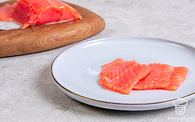 Подготовьте нарезку. После того, как вы дойдете до края рыбного куска, придержите его рукой на входе ножа, чтобы получить ровные ломтики. Полученные кусочки рыбы выложите на тарелку.